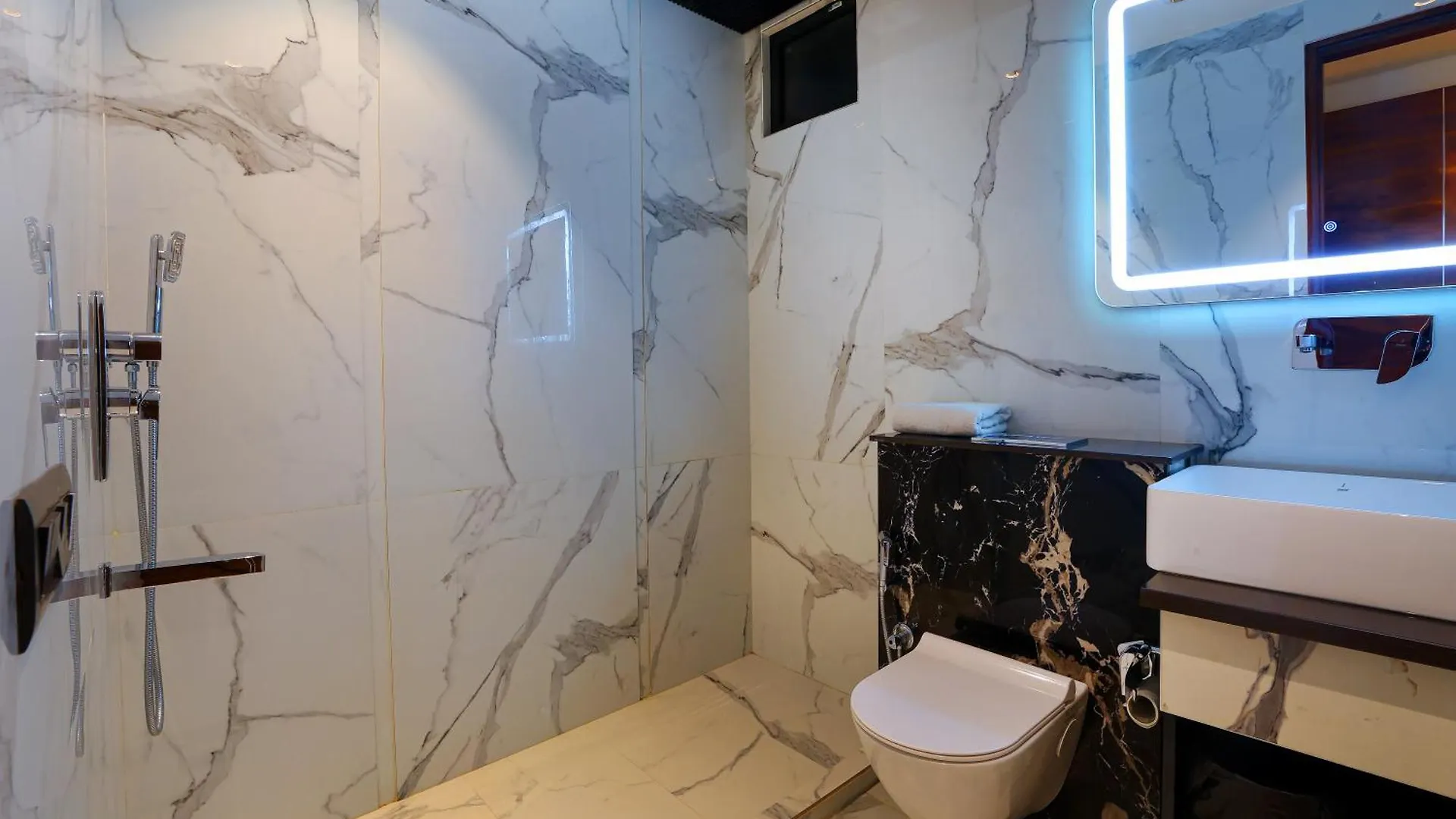 Opo Hotel Iffco Chowk Γκουργκάον