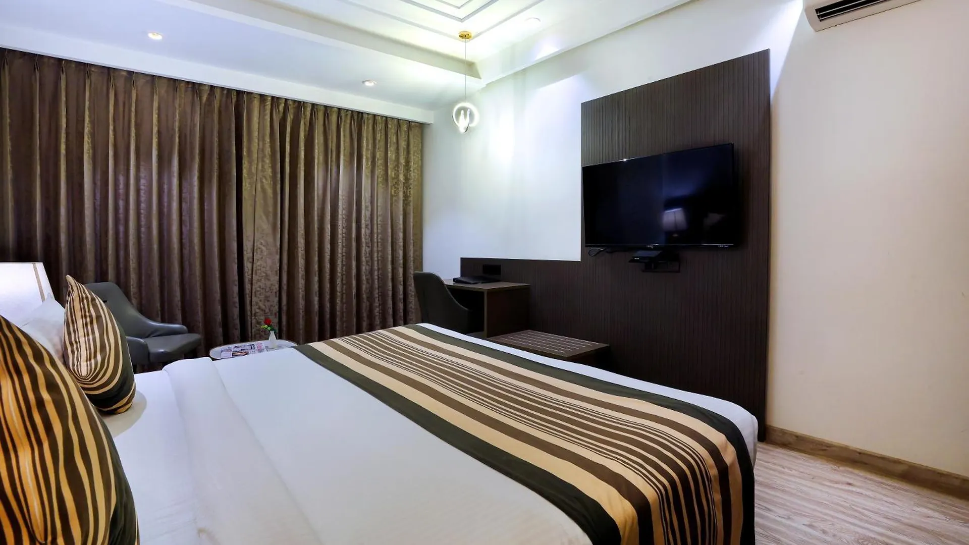 Opo Hotel Iffco Chowk Γκουργκάον 4*,