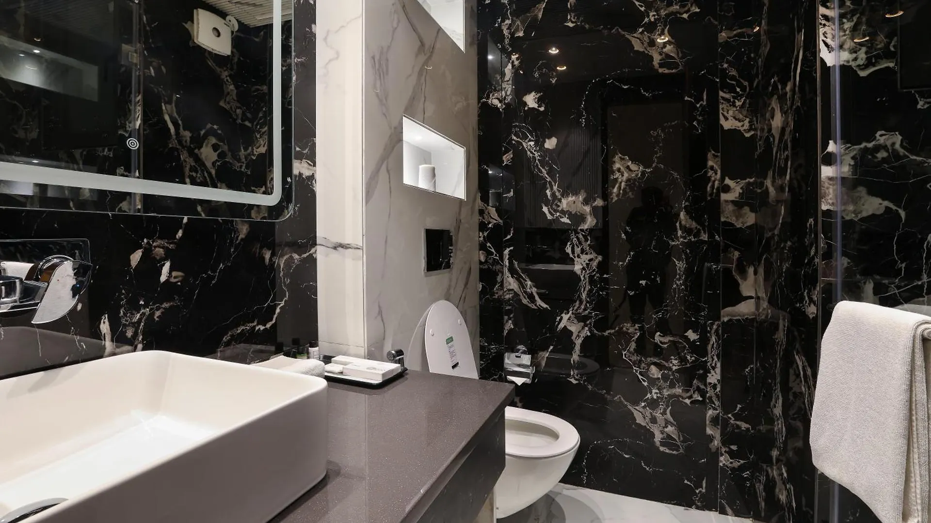 Opo Hotel Iffco Chowk Γκουργκάον 4*,