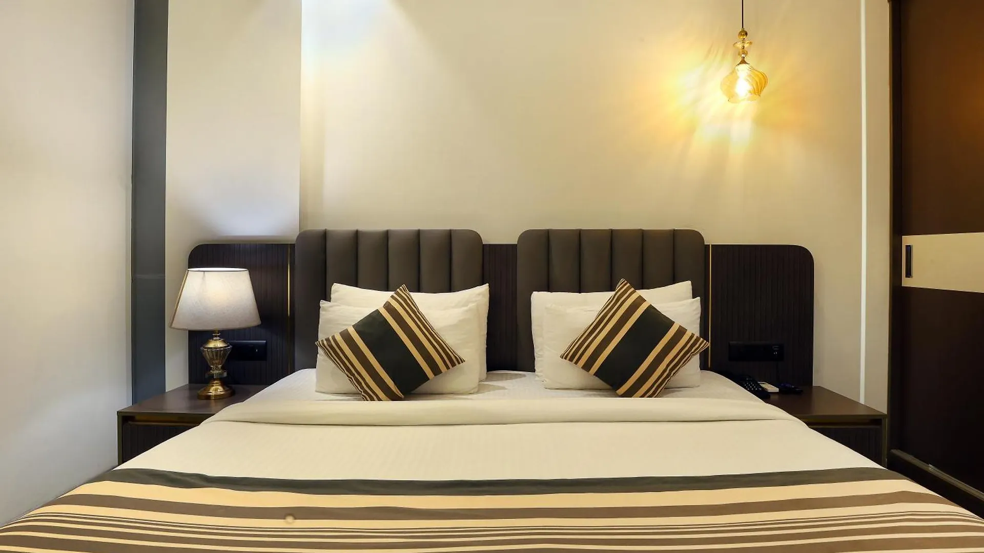Opo Hotel Iffco Chowk Γκουργκάον