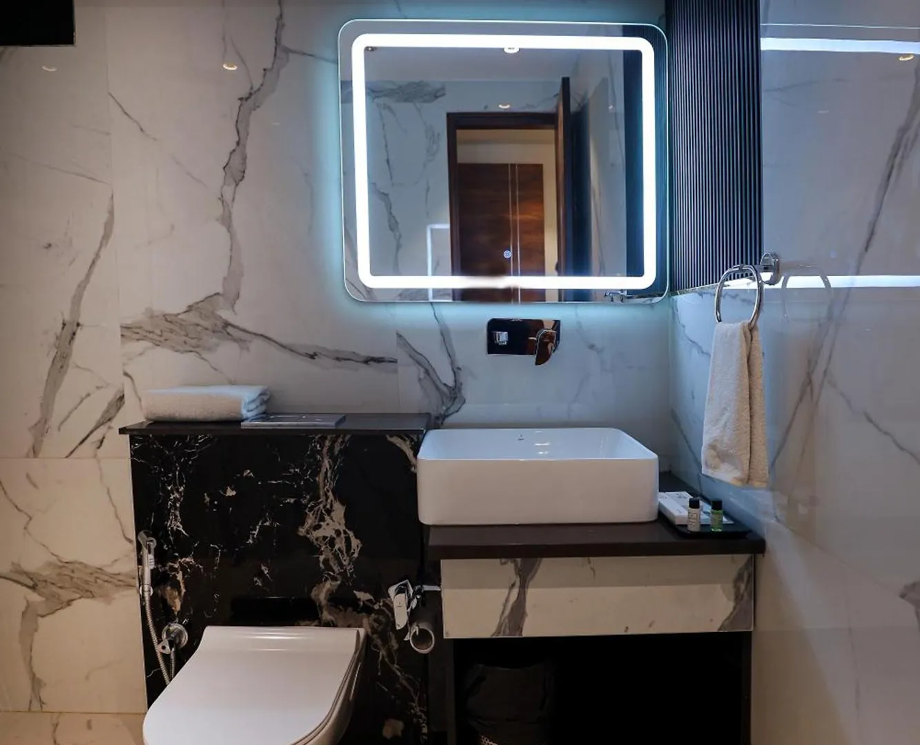 Opo Hotel Iffco Chowk Γκουργκάον