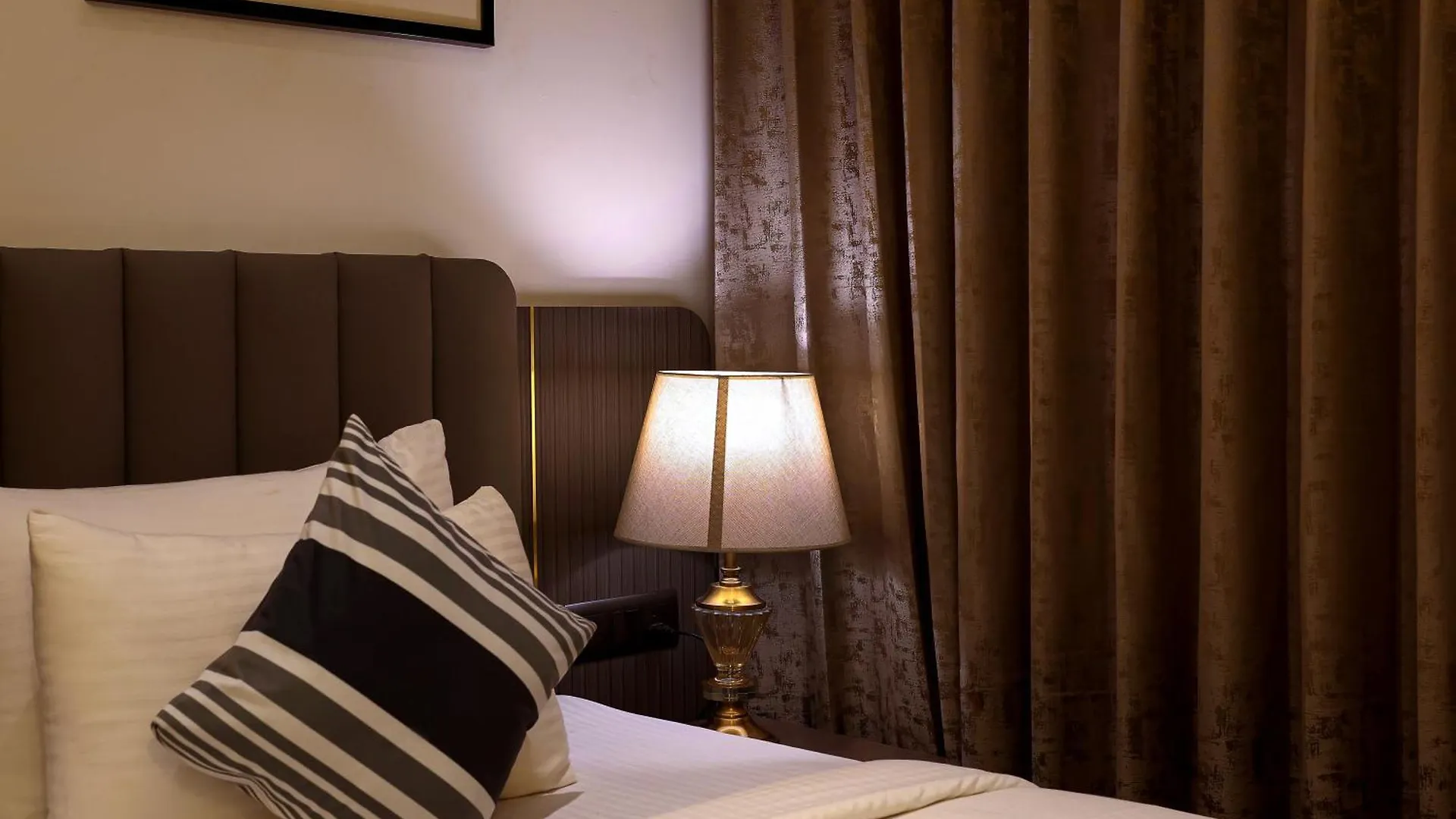 Opo Hotel Iffco Chowk Γκουργκάον